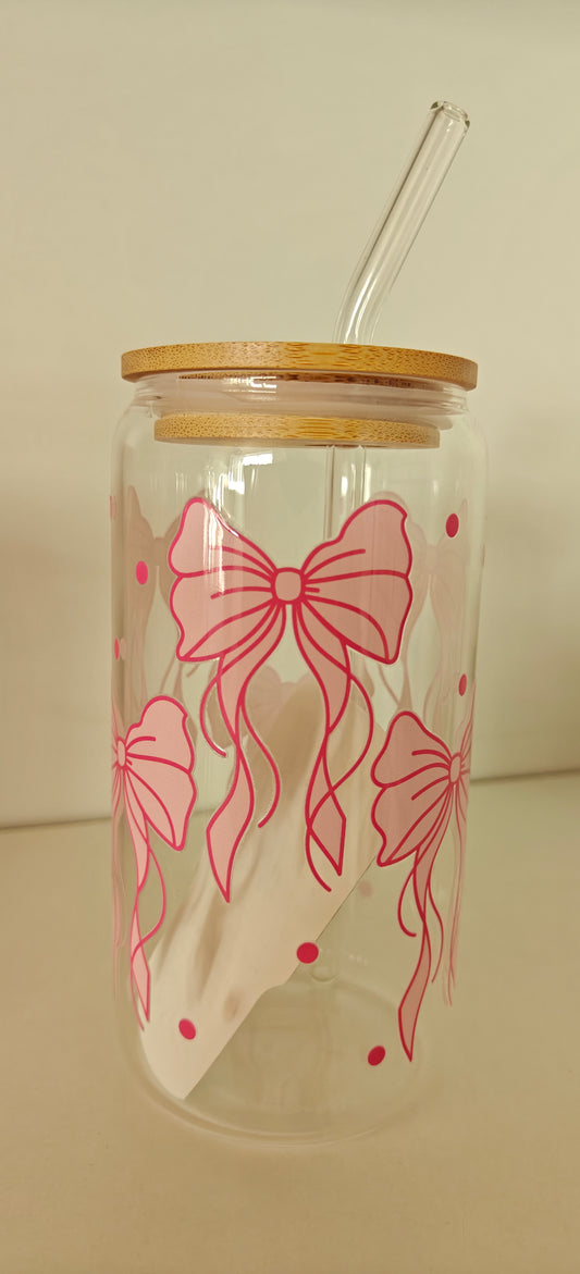 Trendy glas med bambuslåg og sugerør