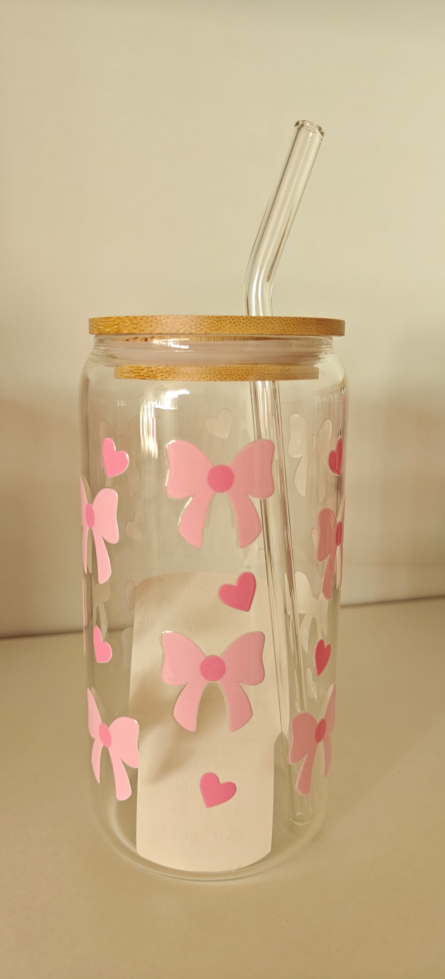 Trendy glas med bambuslåg og sugerør