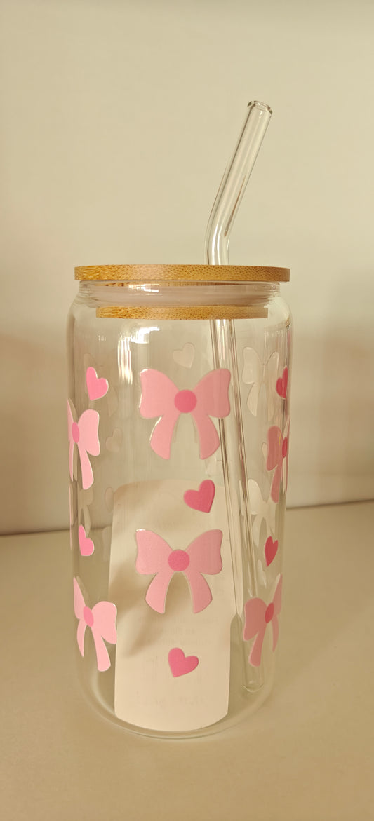Trendy glas med bambuslåg og sugerør