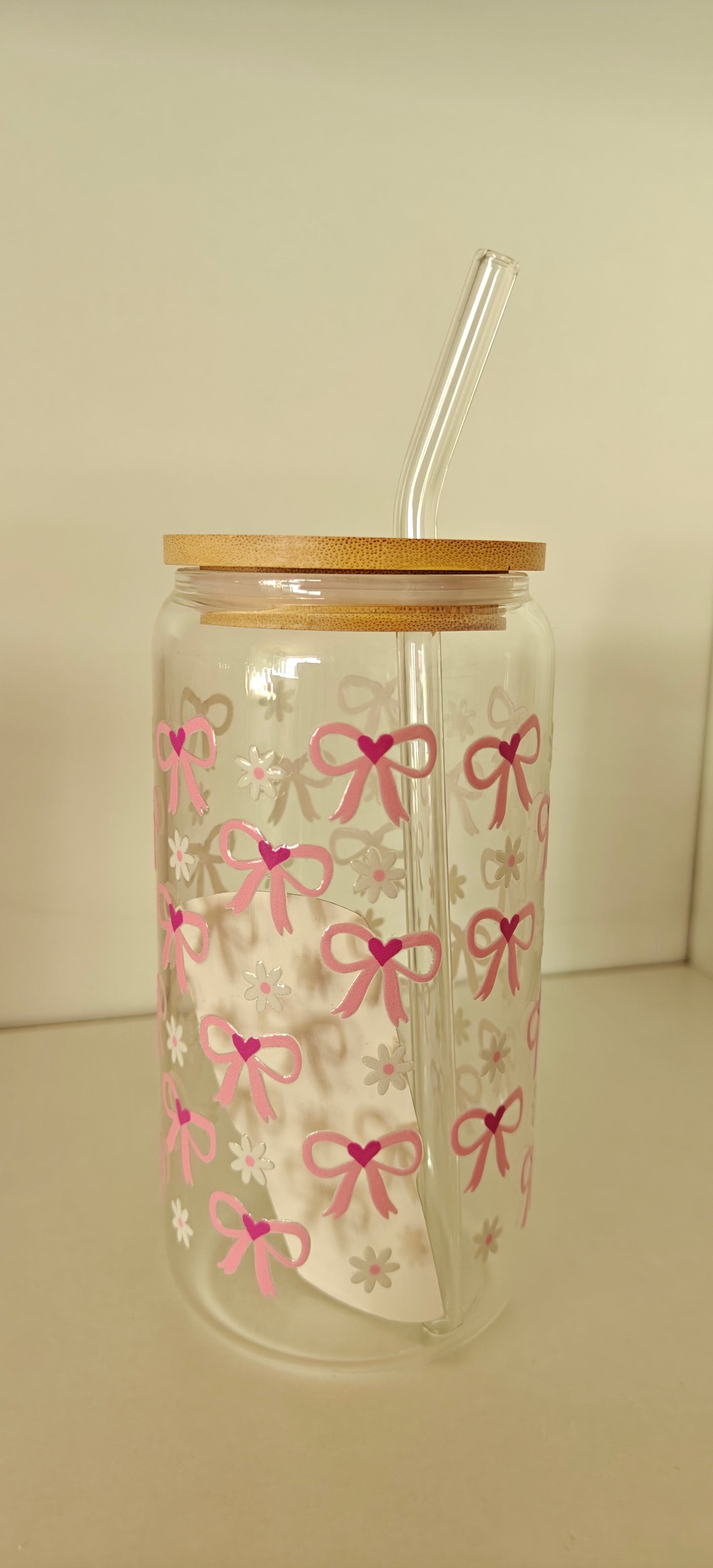 Trendy glas med bambuslåg og sugerør